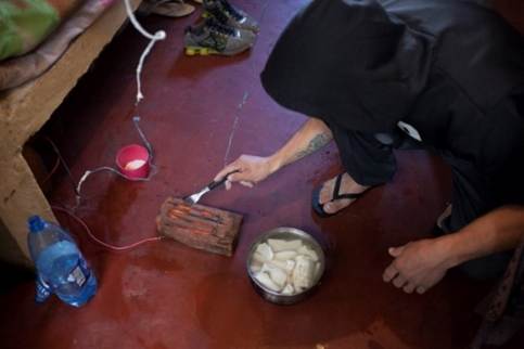 Mujer sentada en una mesa

El contenido generado por IA puede ser incorrecto.