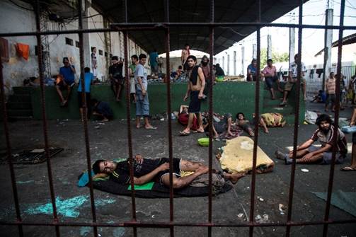 Imagen que contiene edificio, equipaje, niño, parado

El contenido generado por IA puede ser incorrecto.